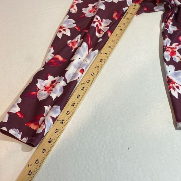 Balance Collection Capri Athletic Leggings Size Medium, Maroon Red and White Flo - Picture 12 of 13